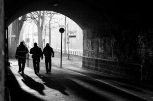 夜間のオムツ替えに便利な人感ライトの使い方は？