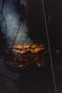 お食事エプロンの持ち運びに便利なコンパクトな種類は？