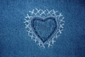 食べこぼしから服の汚れが落ちやすいエプロンの素材は何ですか？
